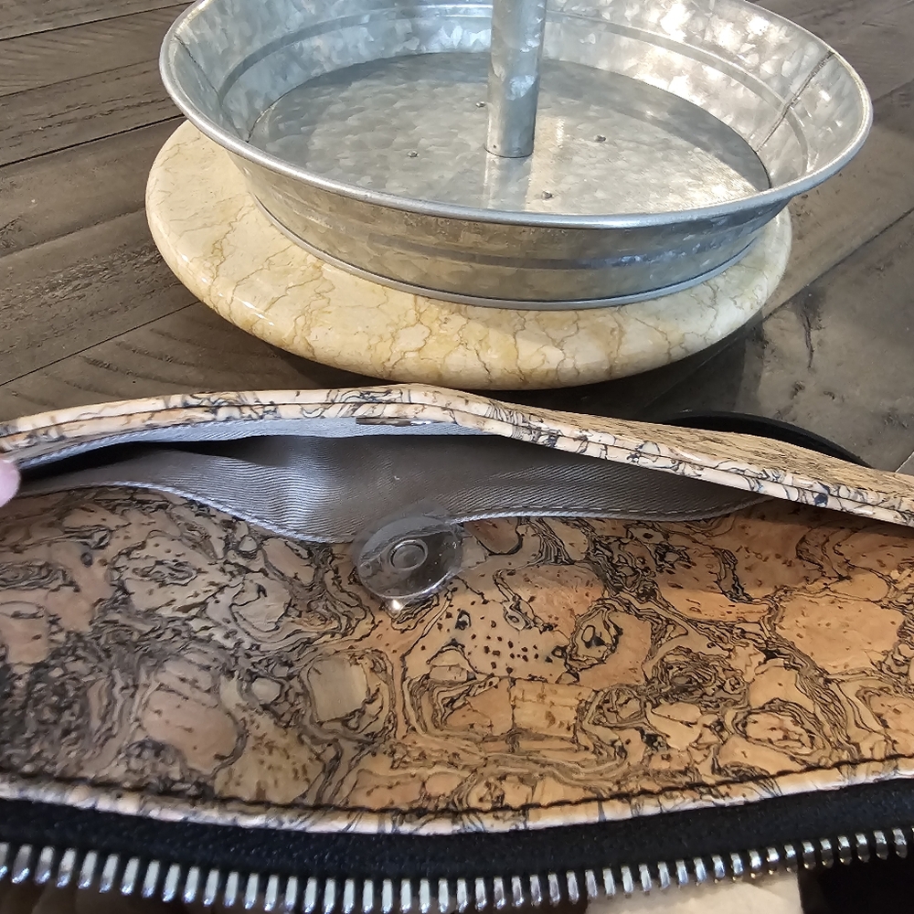 QUEORK Stylish Black and Tan Crossbody Bag - Picture 11 of 15